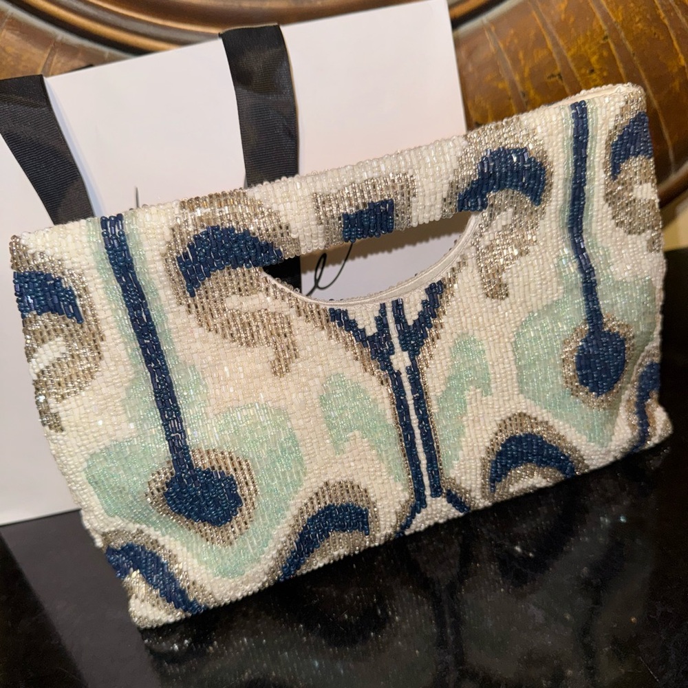*NWT* Tiana NY Floria Cut-Out Handle Clutch